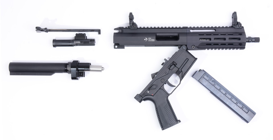 기본분해된 SPC9. 개머리판의 유압식 완충기가 보인다.