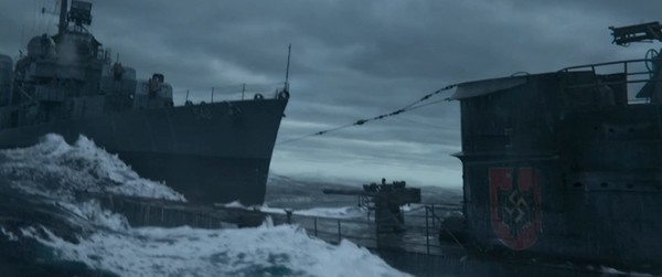 근거리에서 독일 해군 U 보트와 접전. 대서양용인 U-Boat Type VII로 보인다.