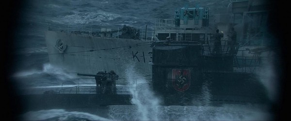 그레이하운드호와 영국 해군 구축함 사이에 끼어서 8,8cm Schiffskanone(함포), 2cm C/30 기관포로 응전중인 독일 해군 U 보트.