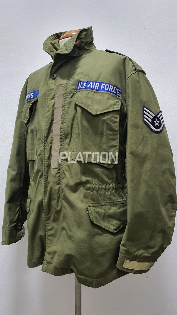 미 공군 부사관이 실제로 착용했던 실물 M-1965 필드 자켓. 랄프 로렌 자켓의 형태가 어디에서 왔는지 그 원류를 확인하게 해준다.