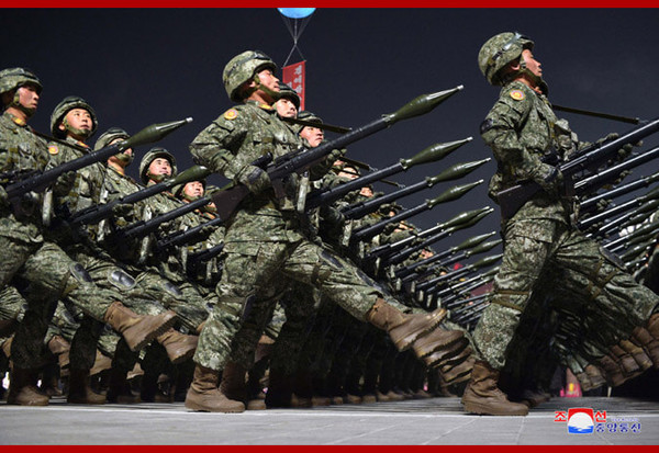 북한이 최근 퍼레이드에서 공개한 정체불명의 대전차 화기(로 추정되는 놈).
