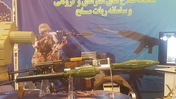 이란이 공개한 AK소총 장착형 대전차탄 발사기. 일종의 소총 부착형 사거리 단축 RPG같은 개념이다.