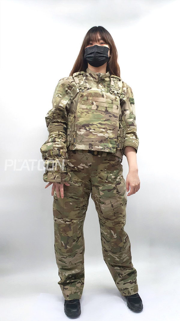 연수유라 리포터가 [아크테릭스] 리프 어썰트 셔츠/팬츠 AR [멀티캠] Gen2를 입고  [퍼스트 스피어] Siege-R OPITIMIZE 플레이트 캐리어를 착용한 모습. 오른팔의 장비는 별도로 소개하겠다.