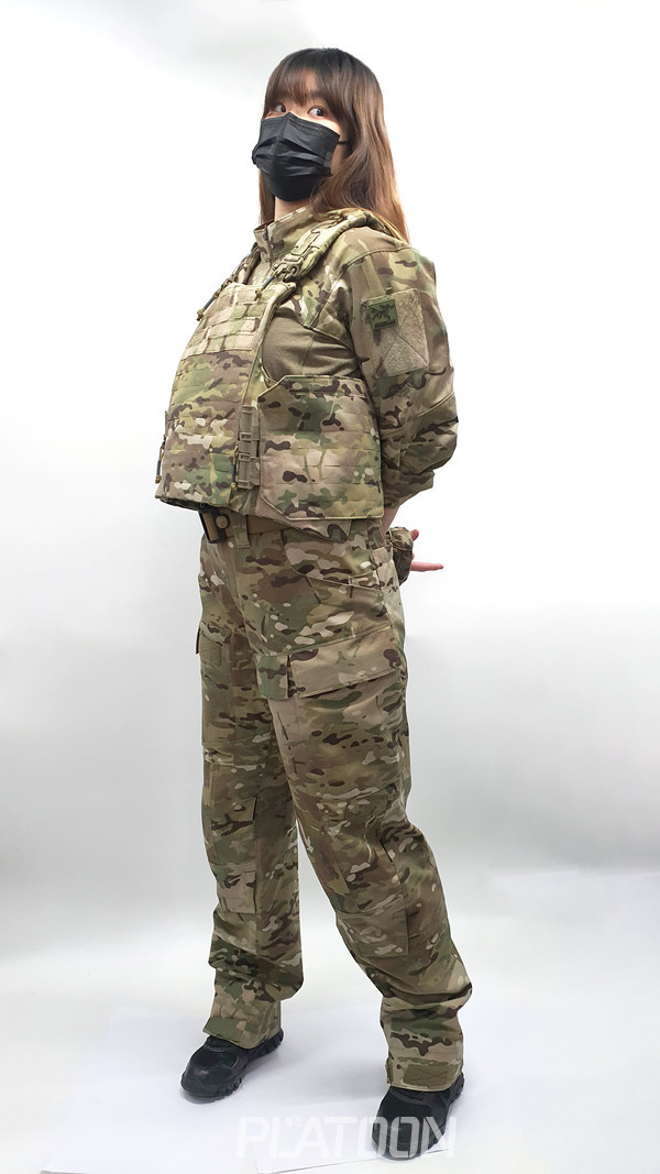 측면과 어깨 끈에는 신속 탈착 클립이 달려있다. 탈착 방법은 연수유라 리포터가 직접 시범을 보이니 영상을 참조하시기 바란다.