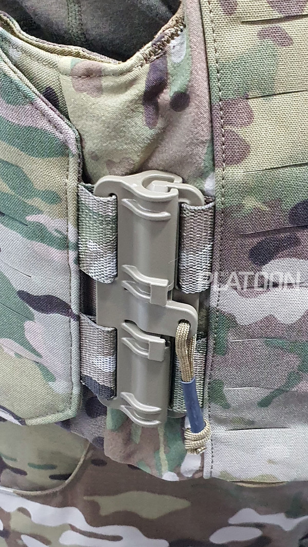 신속 탈착 클립. 기존의 ㄱ자형 디자인보다 튼튼해 보이는 구조다.