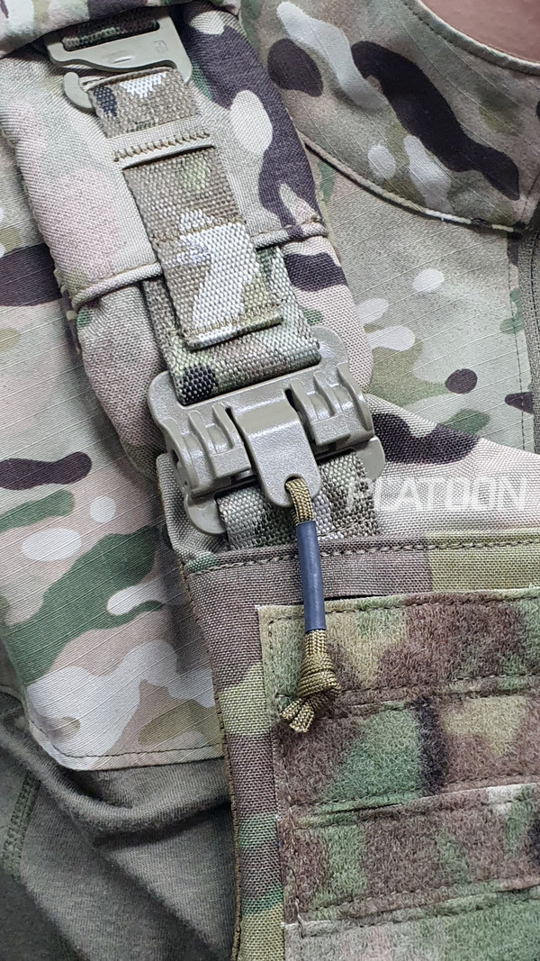 어깨 끈에도 달려 있어서 필요할때 신속 해체가 가능하다.