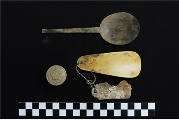 금속제 미군 군복 단추(미군으로부터 원조된 군복에 달렸던 것), 수저, 구두 주걱 등 개인 소지품들도 함께 발견되었다.