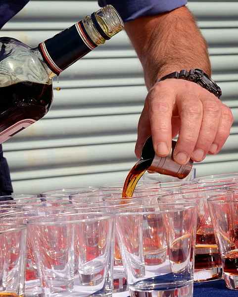 오늘날에도 영국 해군은 특별한 날에 럼 배급이 이뤄진다