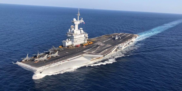 프랑스 항모 샤를 드골. 와인의 나라 주제에 겨우 하루 한 잔이 뭐냐