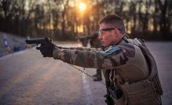 베레타 92G(프랑스 명칭 PAMAS G1)를 사격중인 프랑스군