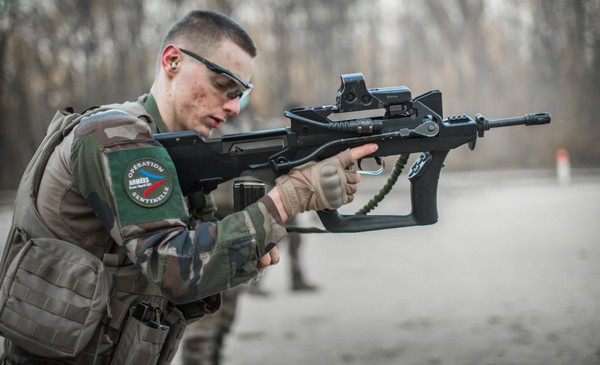 아직도 완전히 사라지지 않은 FAMAS FELIN버전. 불펍임에도 불구하고 짧다는 인상보다는 거추장스럽다는 인상이 더 강하다.