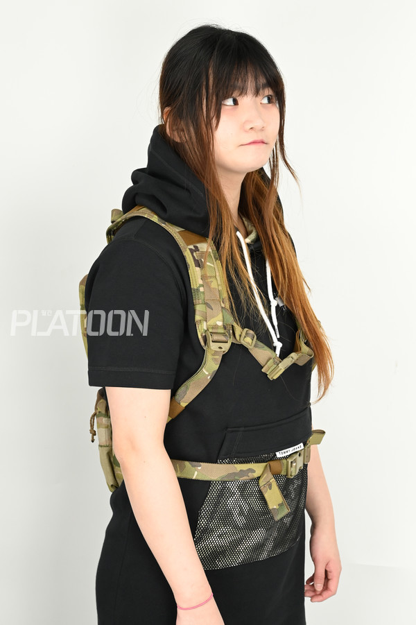 연수유라 리포터가  [T3 Gear] 100oz 리로드 하이드레이션 백팩 [멀티캠]을 착용한 모습.