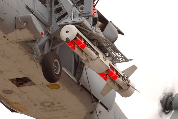 MH-60S에 탑재된 아처피시 자폭 수중무인기 포드.