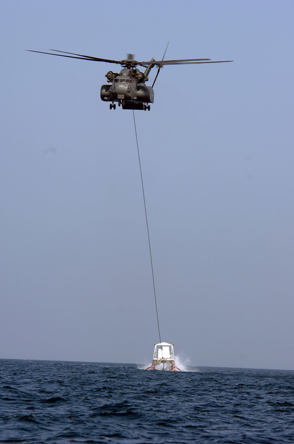 소해장비를 견인중인 MH-53E.