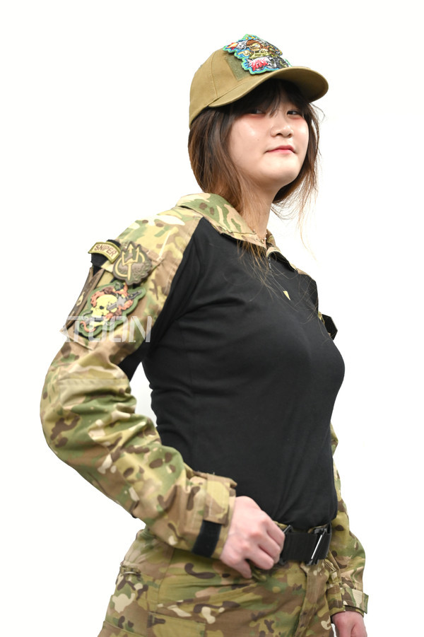 [Mil Spec Monkey]의 모자와 다양한 패치들을 멀티캠 전투복에 부착한 본지 연수유라 리포터.