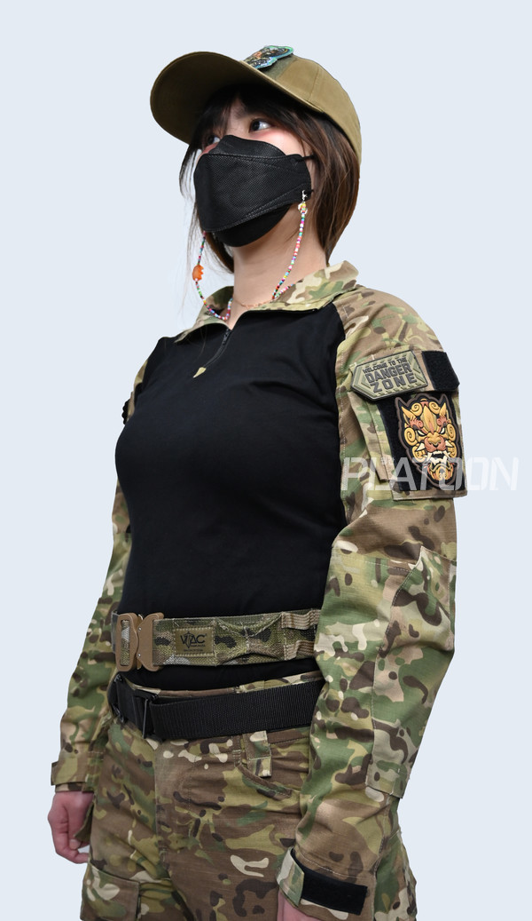 Viking Tactics [VTAC]의 Raze Belt를 착용한 연수유라 리포터. 원래는 바지 벨트 루프 위치에 내부 벨트를 착용해야 하나, 편의상 위로 착용해 보았다.
