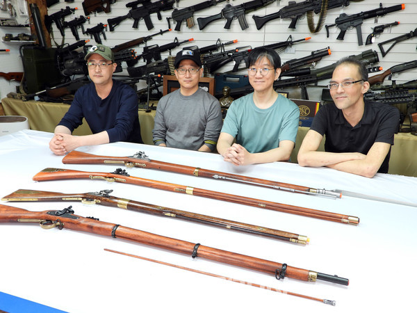 업계의 유명한 건 매니아들이 한자리에 모였다.