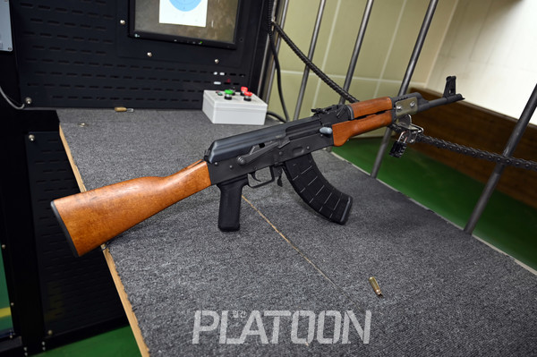 AK-47 돌격 소총을 사격한 김찬우 기자, 연수유라 리포터 Firing AK-47 Assault Rifle