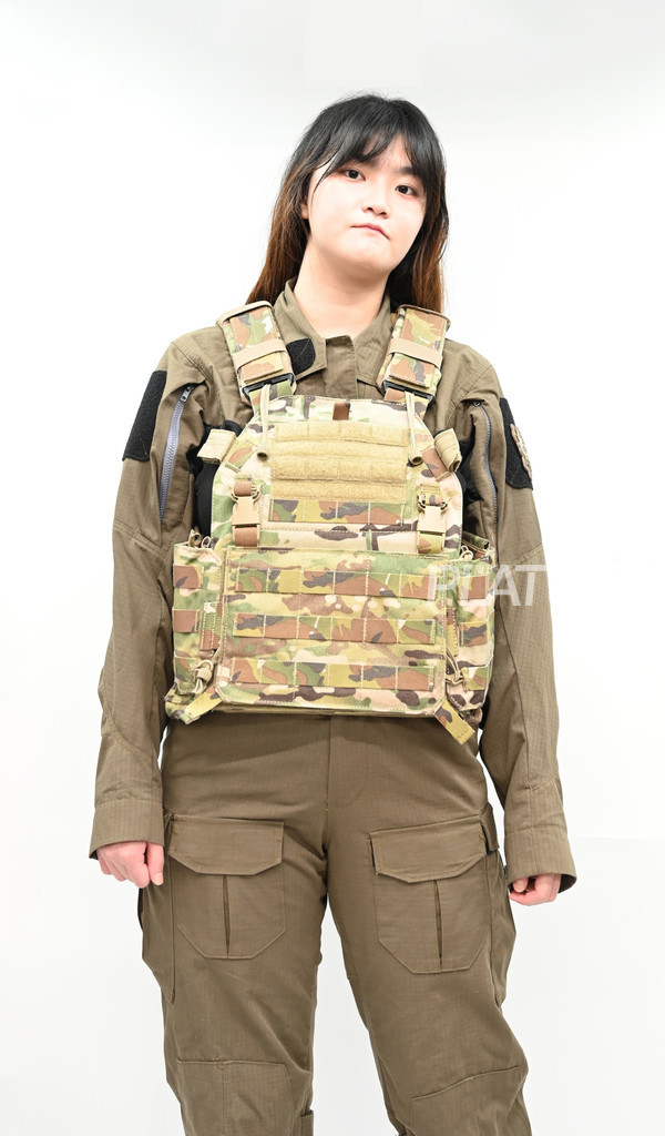 본지 연수유라 리포터가 6094 QRC V2 플레이트 캐리어를 착용한 모습. 부상을 입으면 치명적인 부위를 보호해 주는 것을 확인할 수 있다.