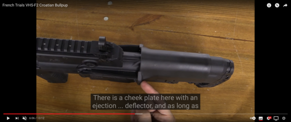 손가락으로 가리치는 곳이 탄피가 너무 튀어나가지 않게 해 주는 탄피막이. 동영상 캡쳐.