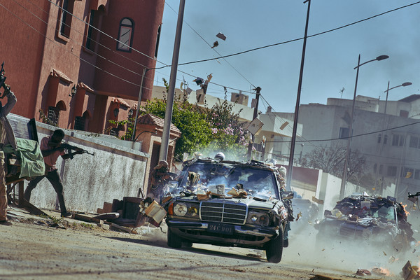 마지막에 보여지는 '책 증가 장갑판'을 두른 차량 탈출 장면은 근래 한국 영화에서 보기힘든 액션 장면을 연출해 냈다.