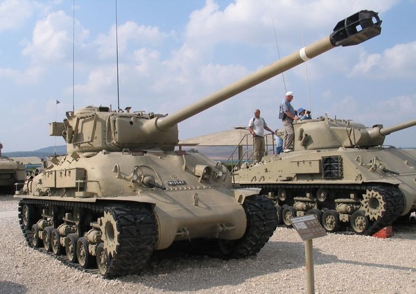 이스라엘 전차박물관에 있는 M51 슈퍼 셔먼. 셔먼 전차에 미국제 컨티넨탈 디젤엔진을 장착했고 프랑스제 105mm 주포를 탑재했다. 현수장치는 모두 HVSS로 교체. (위키피디아)