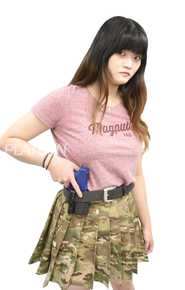  [프론트 라인] IWB 홀스터를 벨트에 장착한 본지 연수유라 리포터. 티셔츠 착용 시에 저 정도 실루엣으로, 자켓이나 셔츠를 걸치면 제대로 은닉이 가능하다.