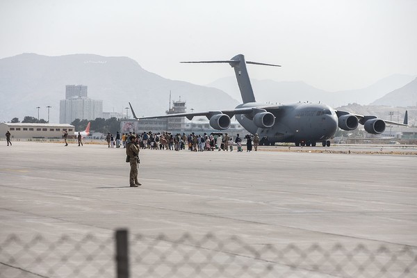 아랍에미리트 공군의 C-17수송기에 탑승중인 아프간인들. 8월 21일. (USMC)