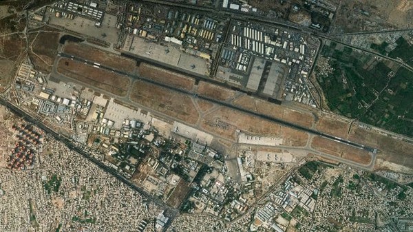 카불 국제공항의 위성사진. 가운데의 활주로를 기준으로 위쪽이 군사 구역, 아래가 민간 구역이며 16일에는 민간 구역과 활주로가 거의 통제불능의 수준까지 인파에 점거당했다.