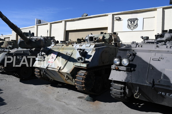 독일 레오파드 1 전차와 영국 FV430 장갑차. 헐리웃 영화에서는 FV430이 미국 M113 장갑차 대역을 하는 경우가 많다.