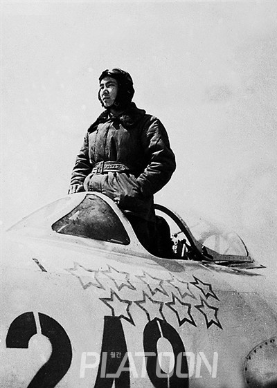 한국동란에 참전한 중국 공군의 에이스 왕하이. 그의 MiG-15 전투기에 9기 격추의 스코어가 그려져 있다. 중국의 선전 매체는 그가 지휘하는 대대가 총 29기의 UN군 항공기를 격추했다고 그때부터 지금까지 선전해 오고 있다.