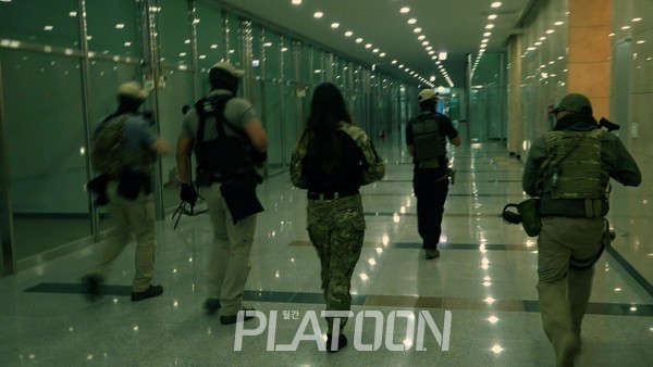 VIP를 결호하는 특정 대형으로 이동 중인 KROSS 경호 팀.