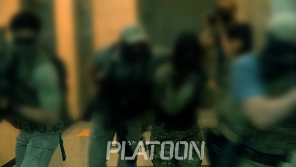 엘리베이터 앞에서 습격 상황이 벌어지고, 즉시 퇴출 행동이 개시된다.