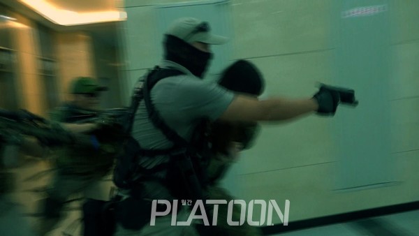 사방에서 적이 튀어 나오기에 모든 팀원이 VIP를 보호하며 퇴로를 열고 있다.