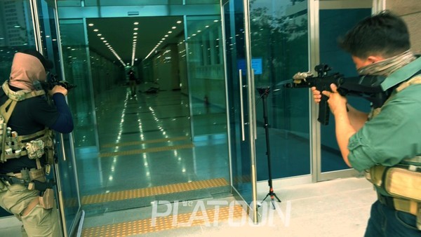 KROSS 경호 팀이 빠진 후에도 마지막 차량 팀이 후퇴로를 경계한다. 오른쪽 Weak hand shooting 포즈에 주목.