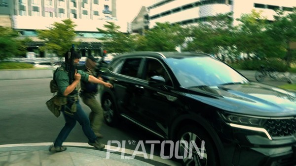 상황을 확인하자 마지막 차량도 긴급히 현장을 떠난다.