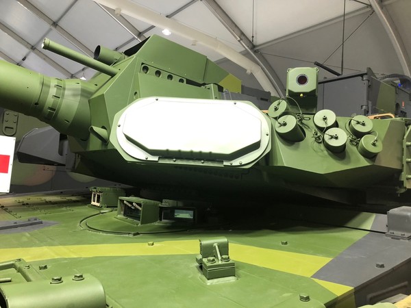 트로피용 탐지레이더. 전차의 전후좌우 총 4곳에 위치.