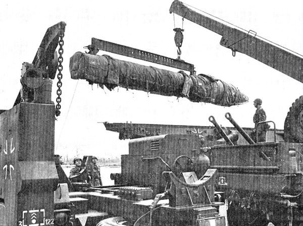 냉전시대에 운용중이던 서독군의 어네스트 존 로켓. 냉전시대 서독군이나 영국군은 랜스나 어네스트 존 등의 무기를 운용하면서 유사시에는 미군으로부터 핵탄두를 넘겨받아 사용할 예정이었다. (Wikipedia)