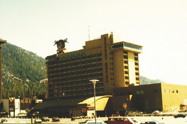 1970~80년대 당시의 하비스 카지노 호텔. (Wikipedia)