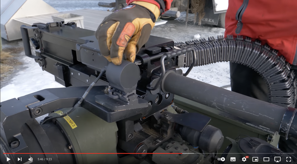 (동영상 캡춰. 손으로 짚은 곳이 사격제원 장입용 안테나)