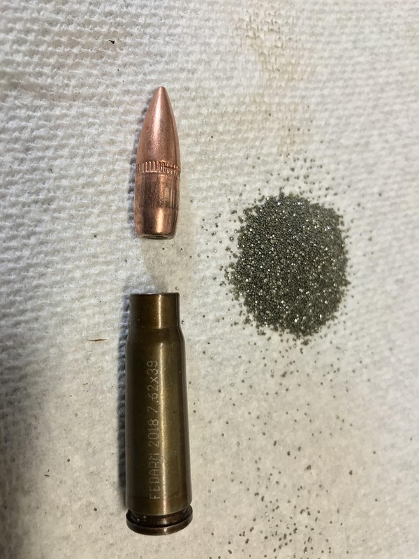 7.62x39mm. 탄두가 상당히 짧은 편이다.