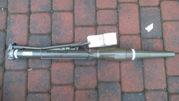 (폴란드에서 판매중인 RPG-76. 개머리판을 접은 휴대상태. 온라인에서 민수용으로 판매중인, 발사기능 및 작약을 제거한 불능화 모델이다)