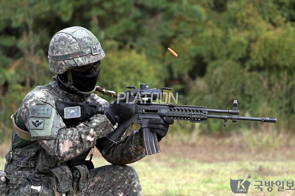 더미탄을 활용하여 기능고장 상황을 재현하는 훈련을 하고 있는 육군 장병. 총열덮개의 사이드와 하부에 조각레일을 장착했지만 수직손잡이나 방열덮개를 달지 않고 있다. 