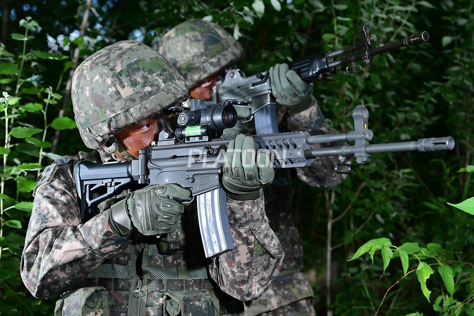 전술 훈련 중인 육군 장병의 모습. 역시 수직손잡이나 방열 덮개를 달지 않고, 대신 발열 문제를 의식해서인지 장갑을 착용한 상태로 훈련에 임하고 있다. 