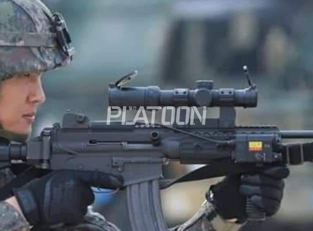 지급한 옵션을 죄다 장착해버렸지만 옵션 장비들의 운용 방법이나 장착 위치에 대한 교육이 이루어지지 않아 말 그대로 '사족'이 되어버린 전형적인 케이스. 이렇게 할 바에야 전술상황이나 SOP에 맞춰 유연성 있는 운용을 허락하는게 차라리 낫다. 