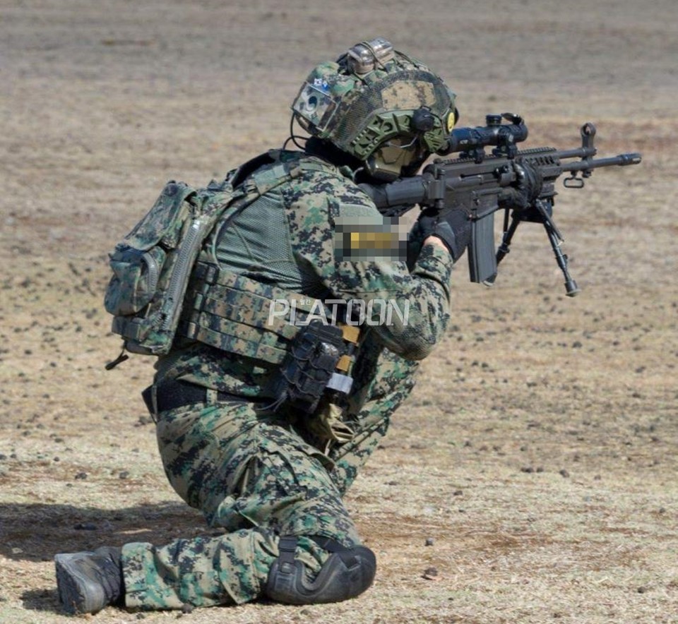 수직손잡이 대신 양각대를 장착하고 사격 중인 특전사 대원. 임무나 상황에 따라 원하는 장비, 혹은 임무 수행에 필요한 장비들을 장착하거나 혹은 달지 않을 수 있는 자유를 주는 것이 레일의 존재의의다. 