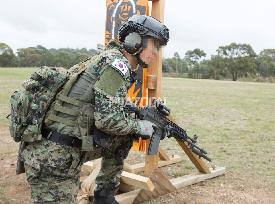 해외 군사훈련에 참가 중인 특전사 대원. 휴대하고 있는 총기는 K2C1이 아니라 기존 K2에 전용 RIS와 신축식 개머리판을 장착한 것이다. RIS는 여러모로 획기적인 제품이지만 총기 자체의 중량이 늘어난다는 단점을 가지고 있다. 해당 대원 또한 광학조준경 외에는 레일에 아무것도 장착하고 있지 않다. 주간 사격훈련이니 조준경 외에 별다른 장비의 장착이 필요없었을 것이다. 