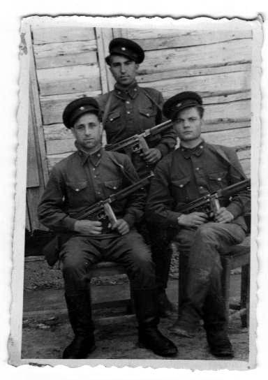 톰슨 M1A1을 든 소련군들.