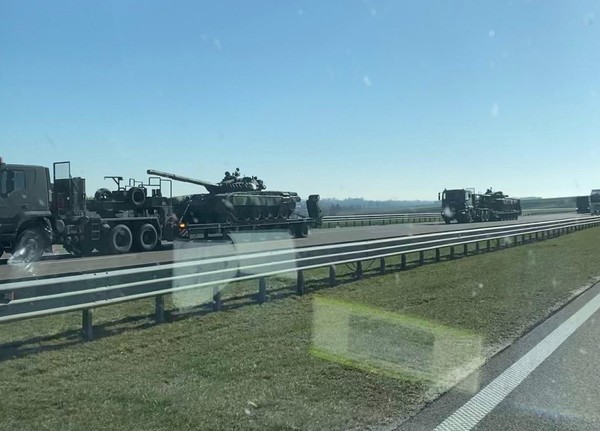 어째서인지 우크라이나 방향으로 향하는 폴란드군의 "분실" 전차들