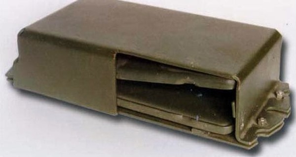 콘탁트-1의 단면. 이것 하나가 5.7kg이다. 내부에 두 장 들어간 얇은 패드같은게 폭약. 이거 전차에 다 바르면 1.2톤의 무게가 추가된다.